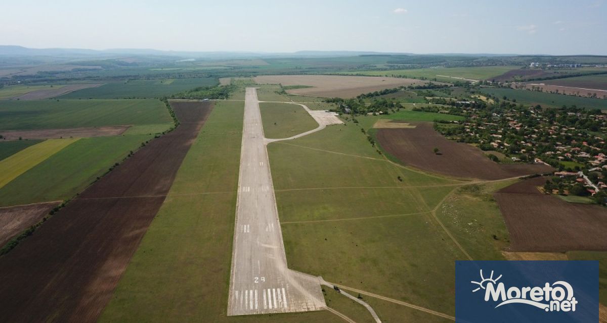 Малкият самолет, който , е открит изоставен на летището край