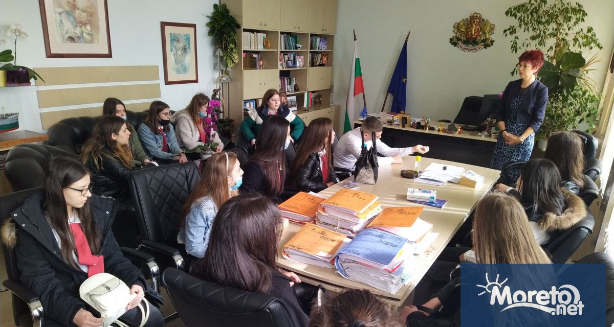 Първият випуск на паралелка Съдебна администрация в Средното училище за