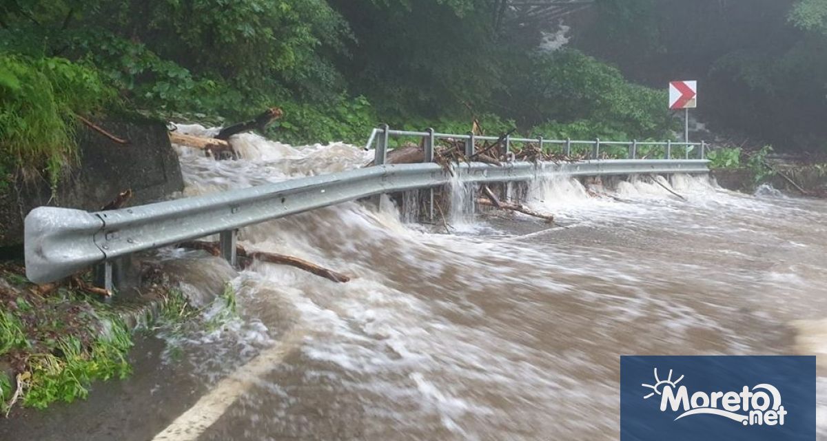 Проходът Петрохан е затворен заради свлачище Временно движението по път II 81