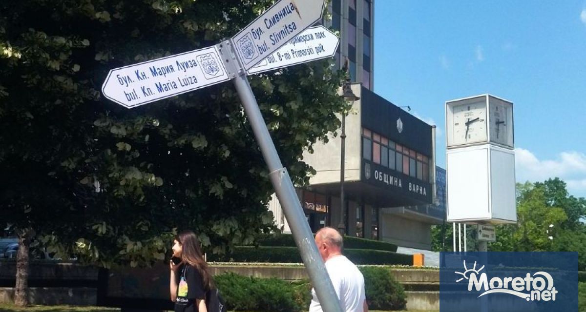 Силно наклонен стълб с указателни табели застрашава минувачи в района