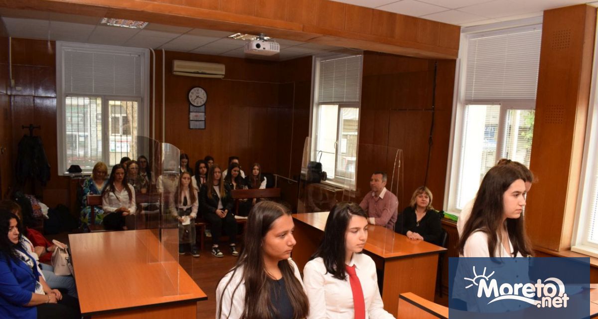 Десетокласници от Средно училище за хуманитарни науки и изкуства Константин