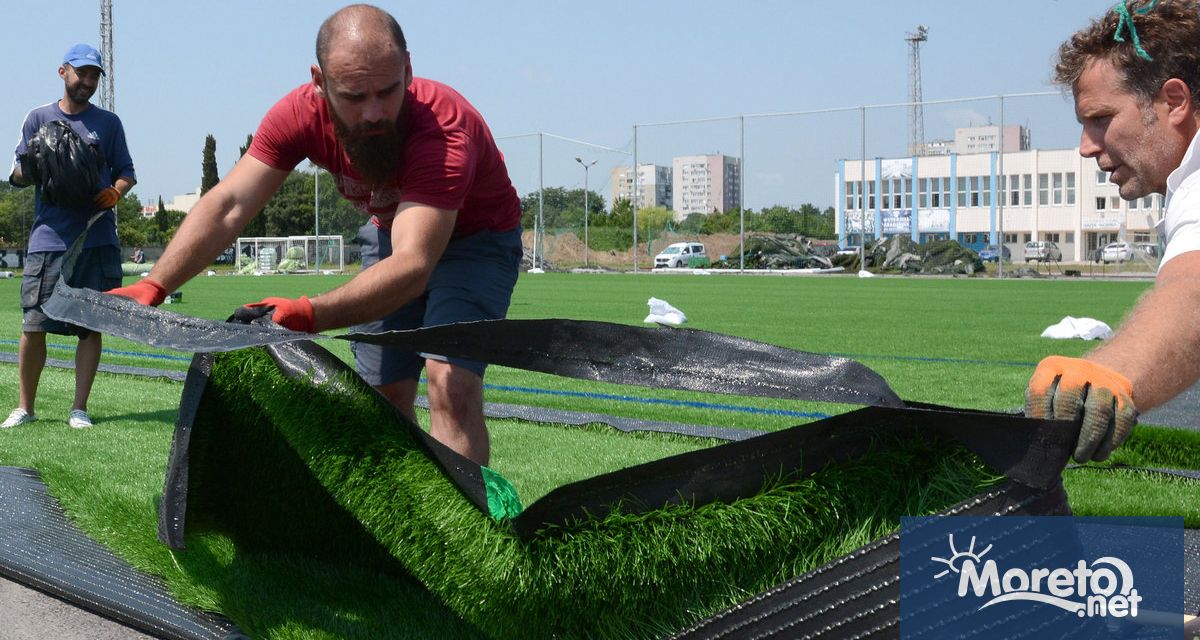 Започна поставянето на нова настилка от изкуствена трева на стадиона
