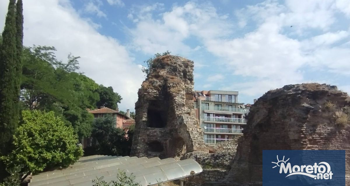 Започна укрепването на античната кула на Римските терми във Варна ...