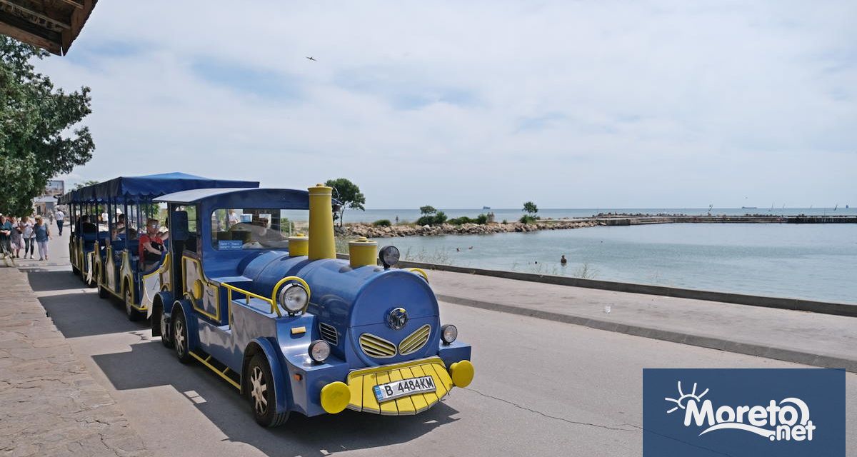 Едно атракционно влакче обслужва Крайбрежната алея във Варна това лято