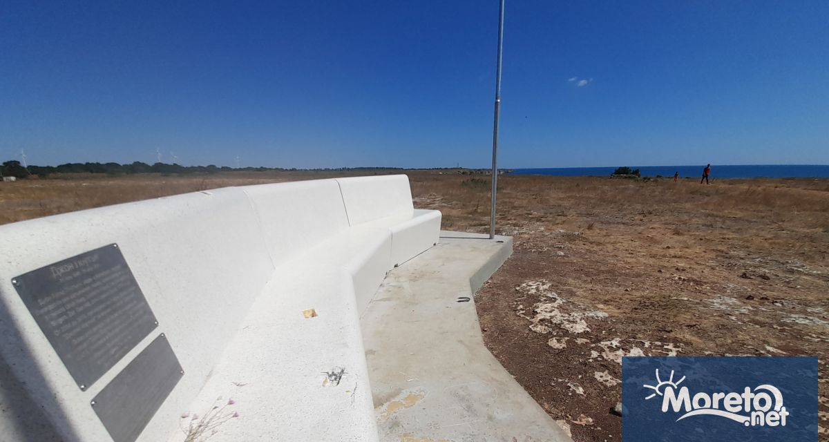 Скулптурата на Джон Лоутън край Камен бряг която бе официално