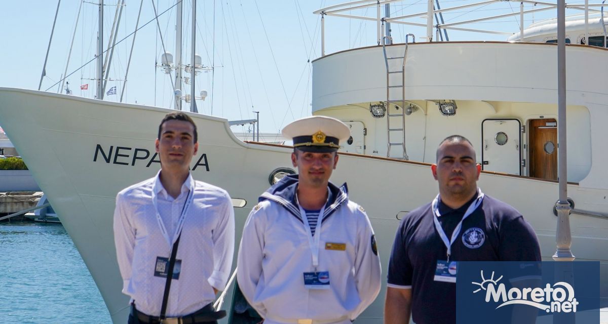 Двама студенти и един курсант от ВВМУ Н Й Вапцаров