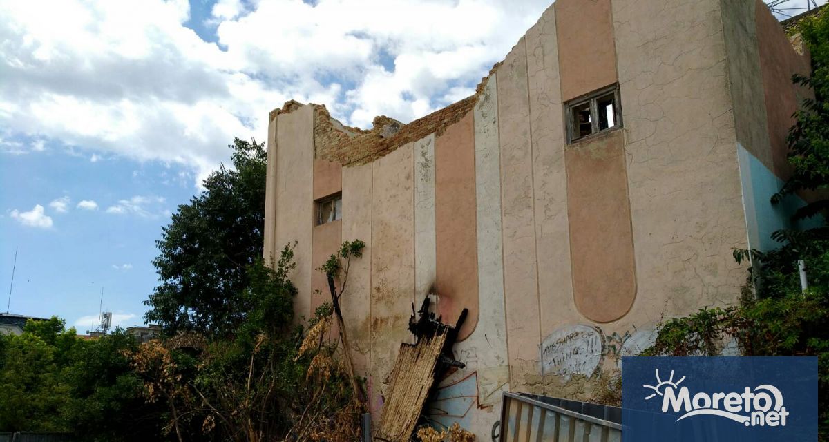 Старата сграда в центъра на града която само преди месец