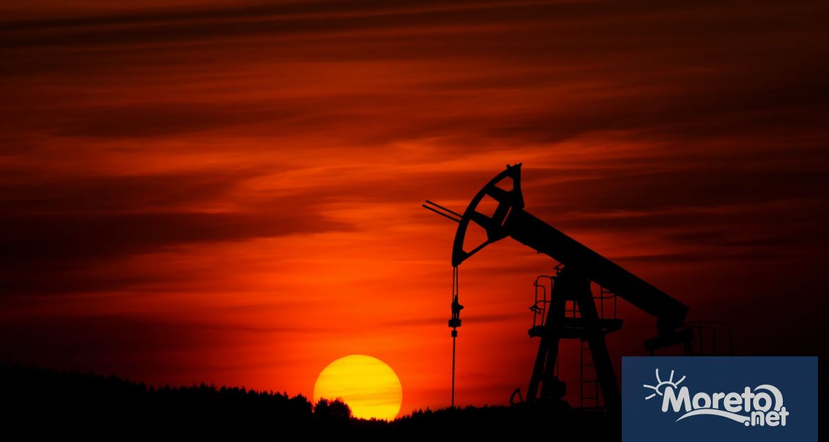 Петролът поскъпва с над 2% към края на петъчната търговия,