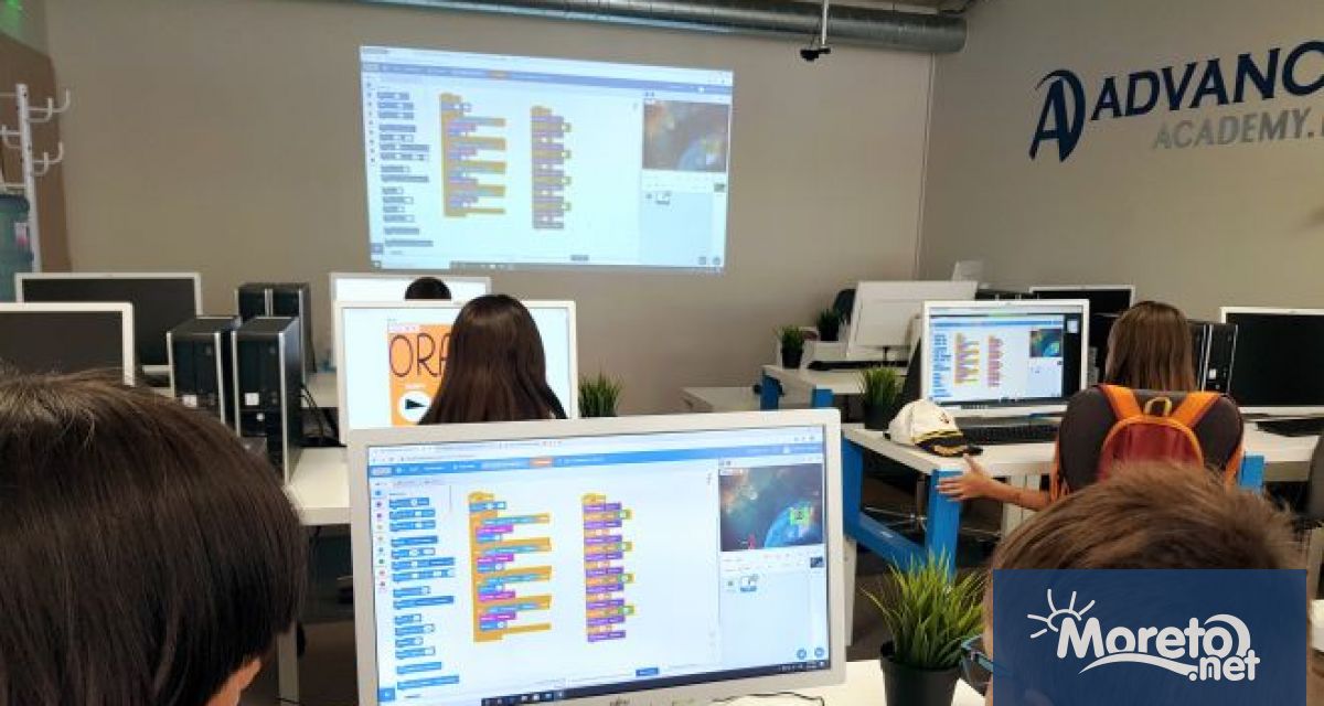 Лятната ученическа ИТ академия на Advance Academy продължава и през