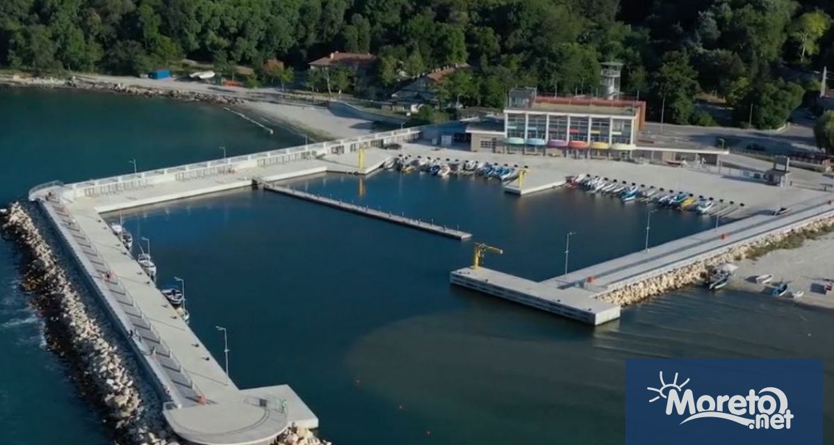 Премахване на наносите по дъното на входа на рибарско пристанище