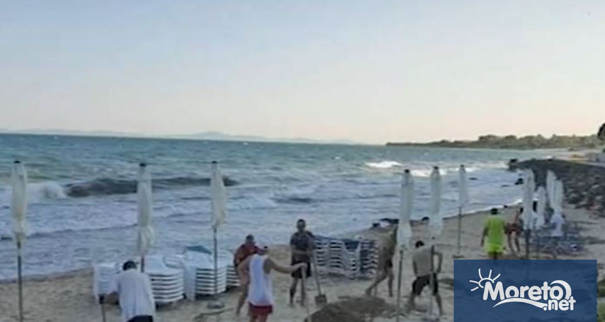Шезлонги и чадъри се поставени незаконно от хотелиер на плажа