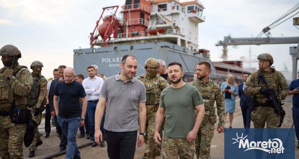 Украинският президент Володимир Зеленски наблюдава товаренето на зърно за износ