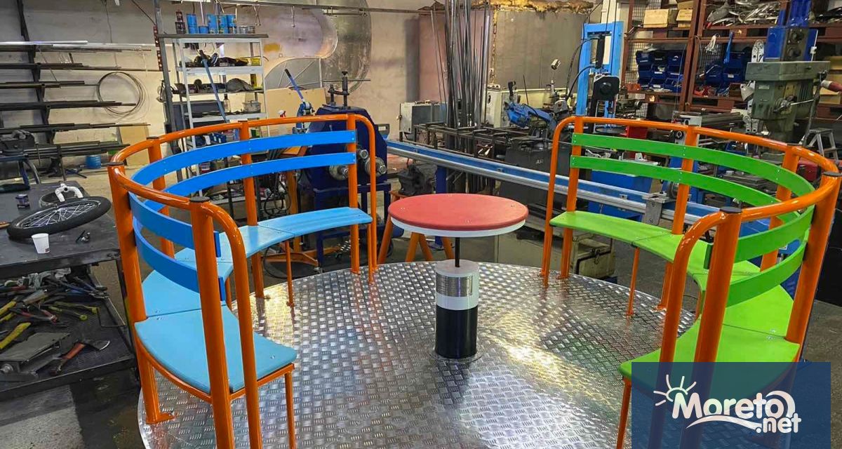 Специална въртележка за деца с двигателни затруднения които използват инвалидна