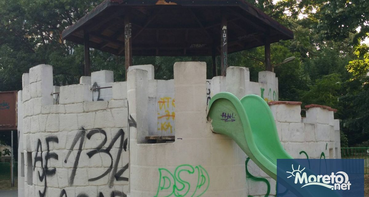 Детската площадка с постройка на замък която се намира в