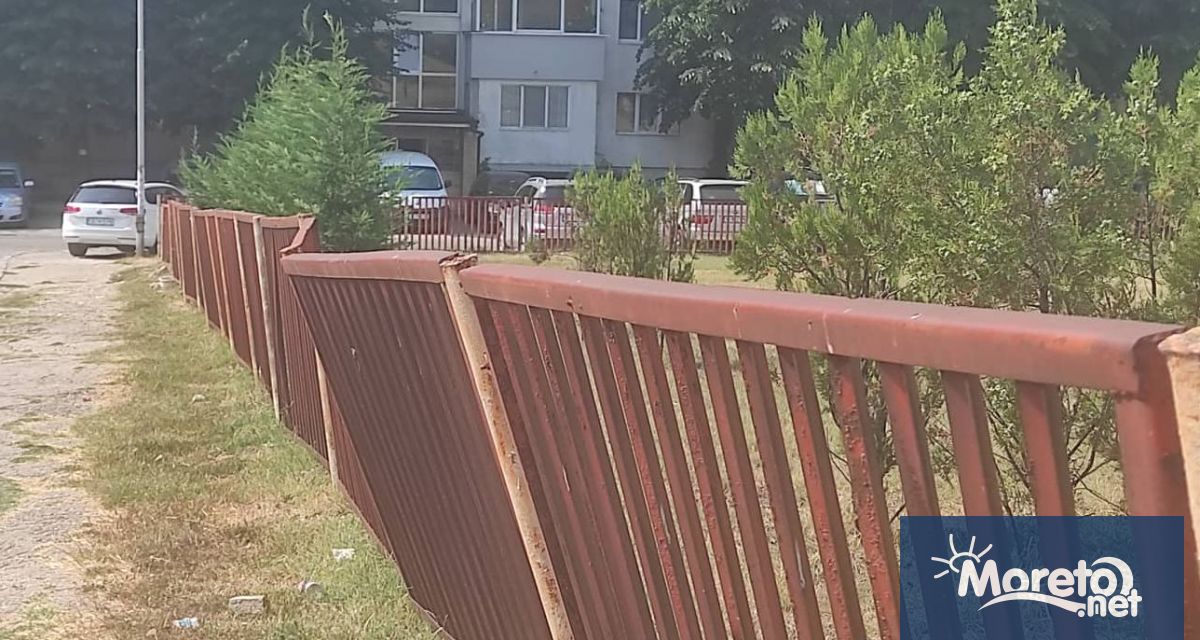 За наклонена и опасна ограда на общински парк в ж к