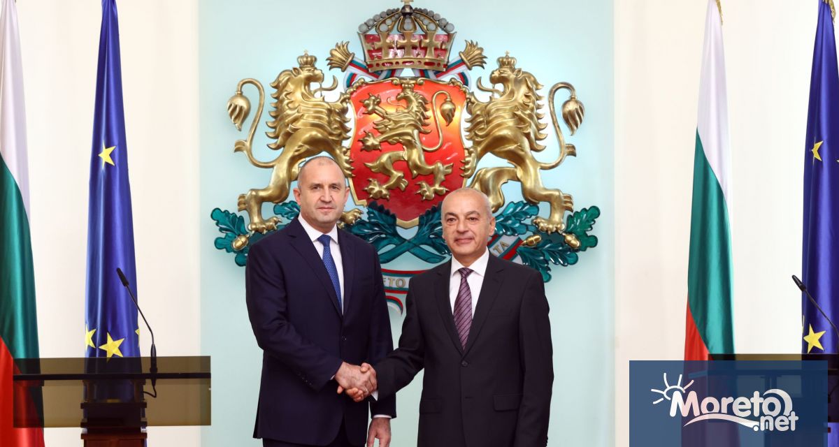 На основание чл 99 ал 5 от Конституцията президентът Румен