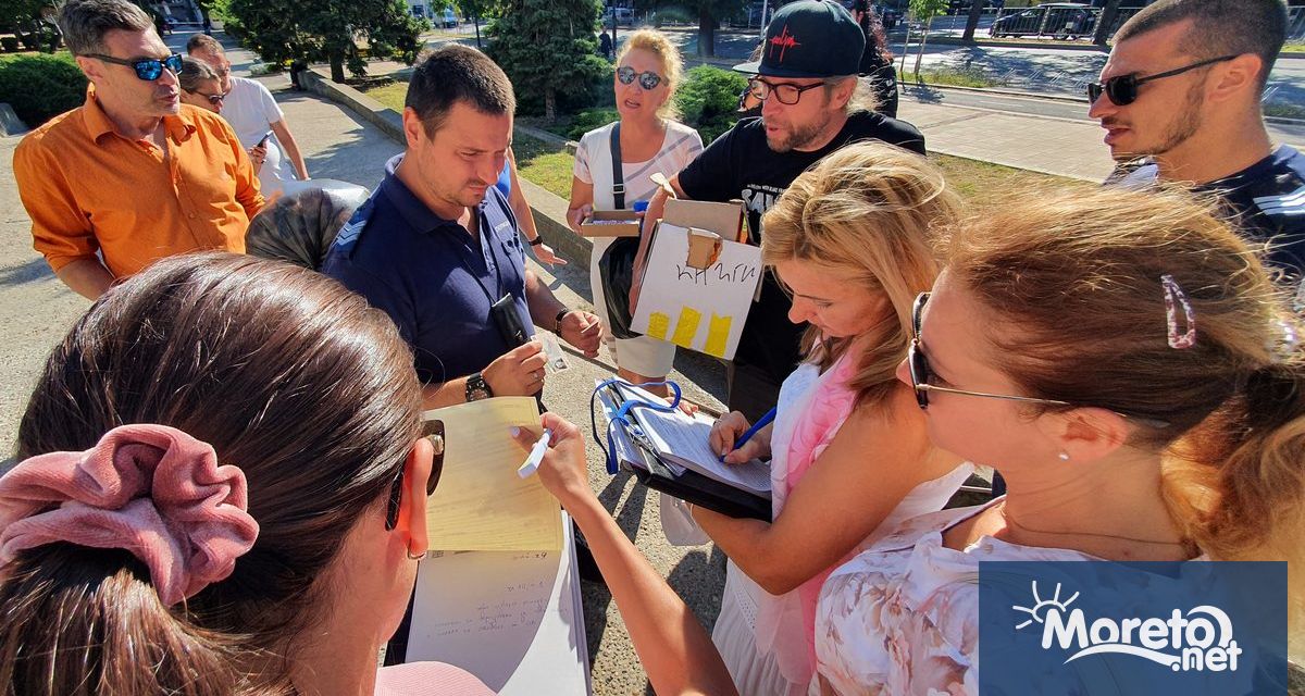 Десетина варненци се събраха пред Община Варна, за да изразят