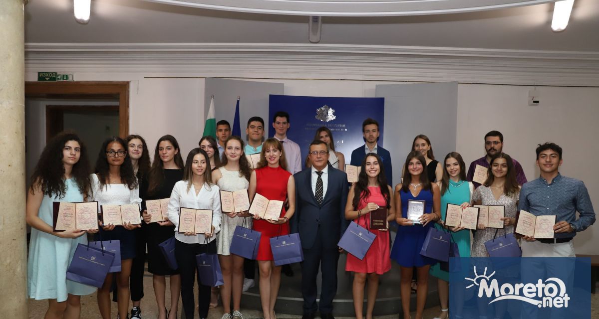 Национални дипломи на зрелостниците пълни отличници връчи служебният министър на