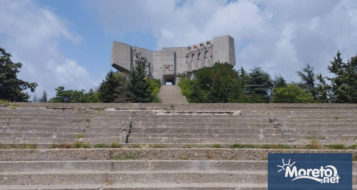 Паметникът на българо съветската дружба и паркът около него продължават да