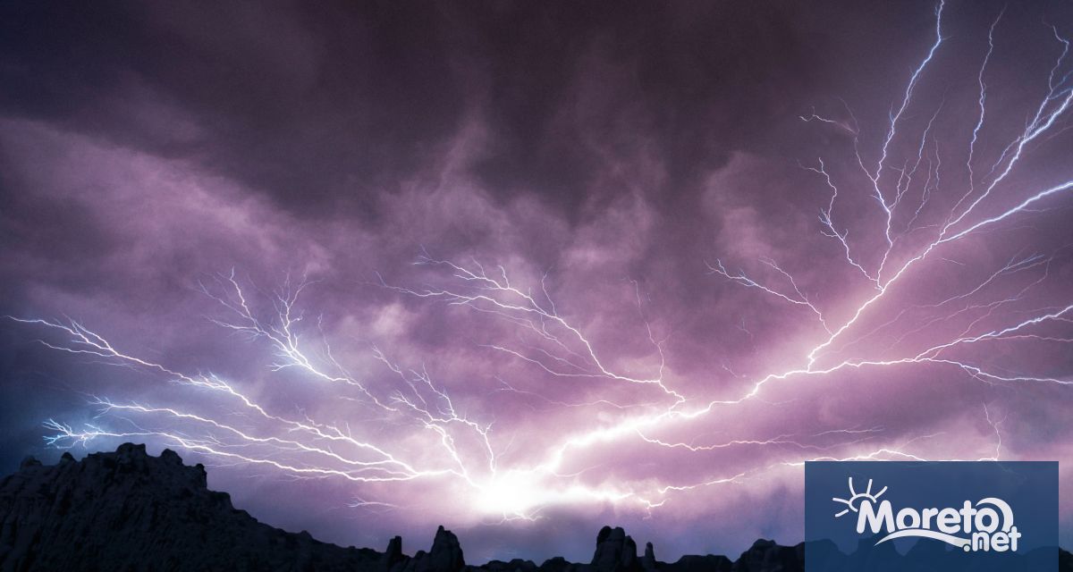 Най малко 13 души са загинали при удари от мълнии в