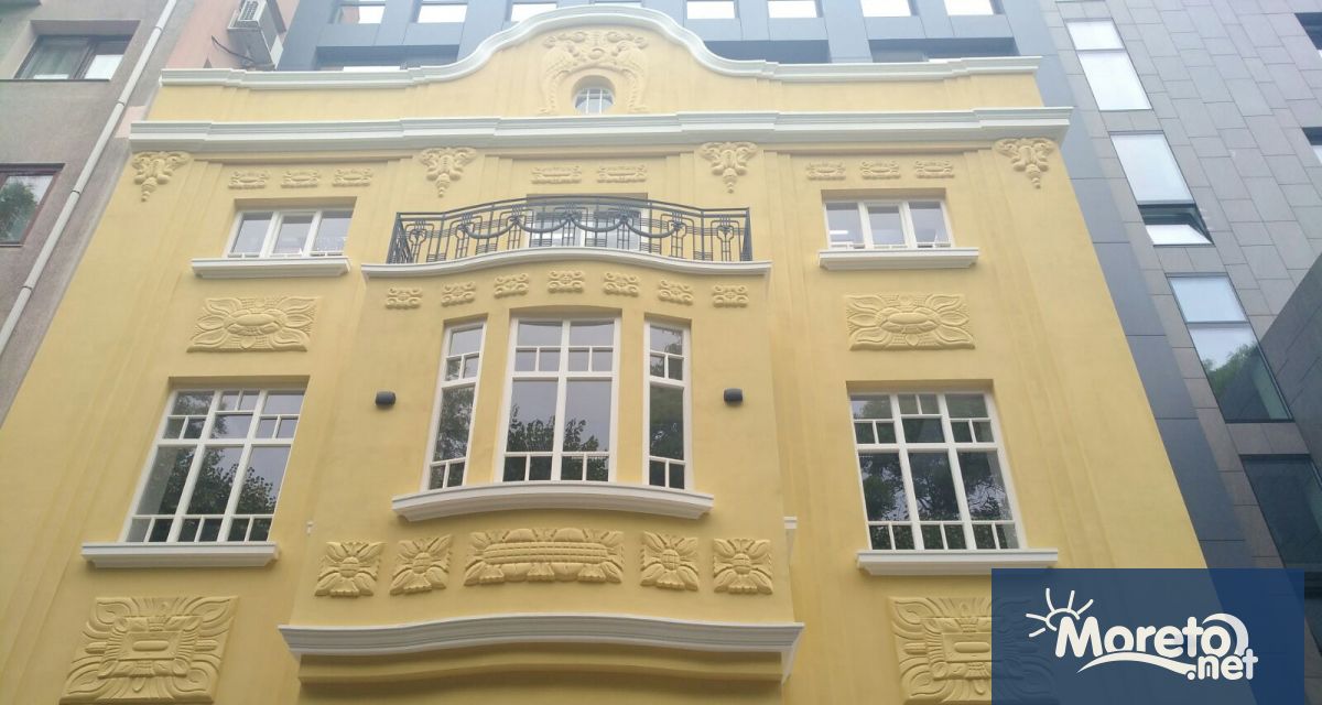 Фасадата на Къщата с папагалите която беше почти изцяло разрушена