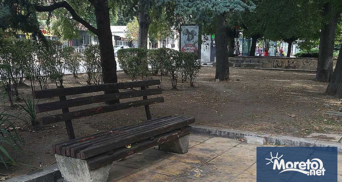 Огромни мазни мръсни петна покриват плочките пред част от пейките