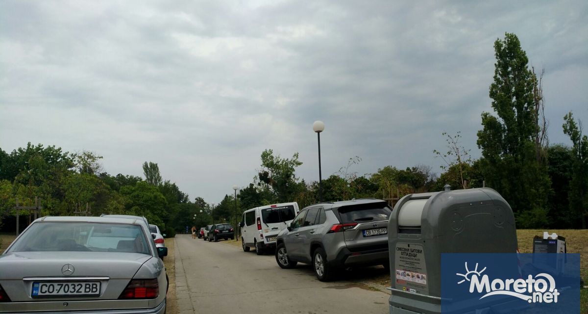 Множество коли паркирани в зелените площи в района на Делфинариума