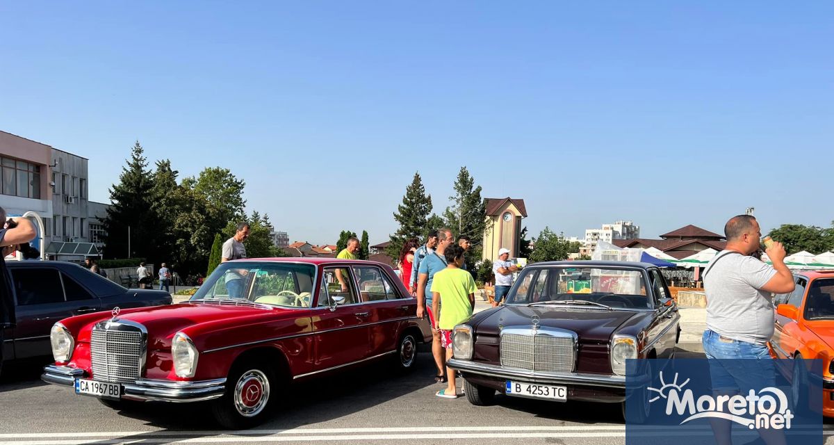 Първи автомобилен ретро събор Аксаково се провежда на площада пред