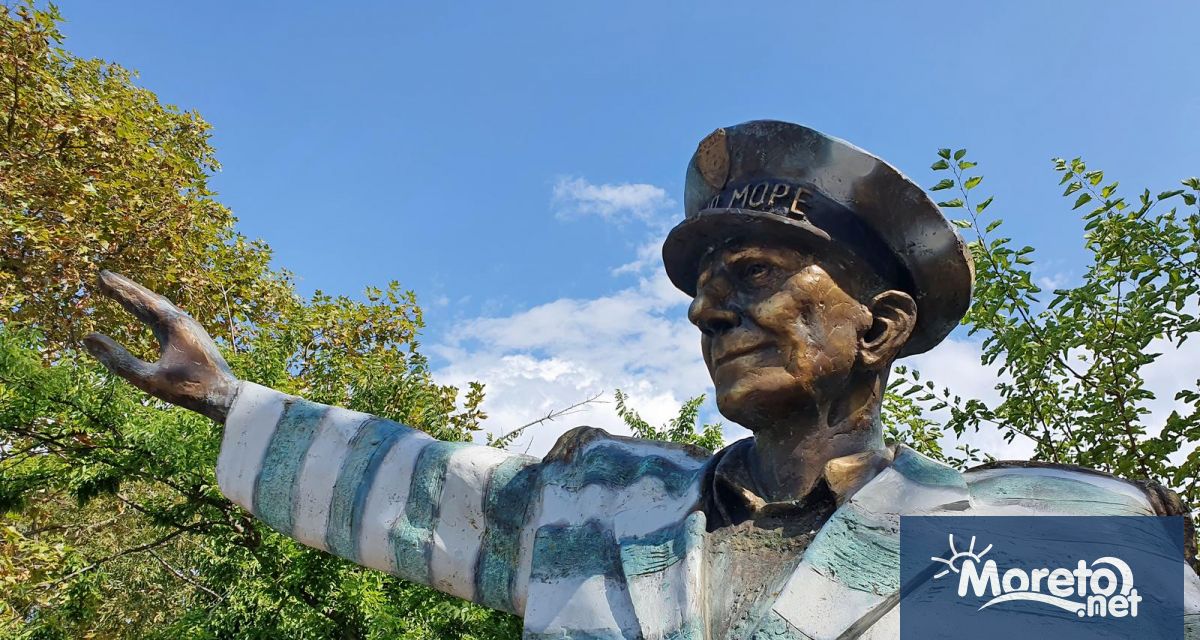 Паметникът на Никола Спасов вече е монтиран пред стадион Тича