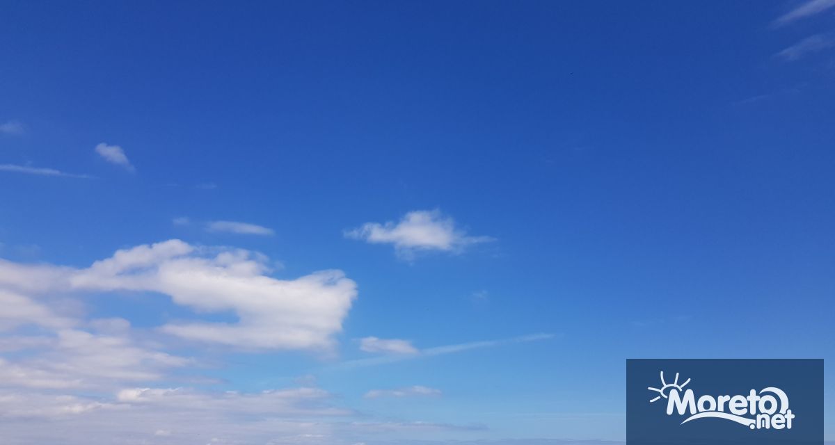 Тази нощ ще бъде предимно ясно вятърът ще отслабне Утре