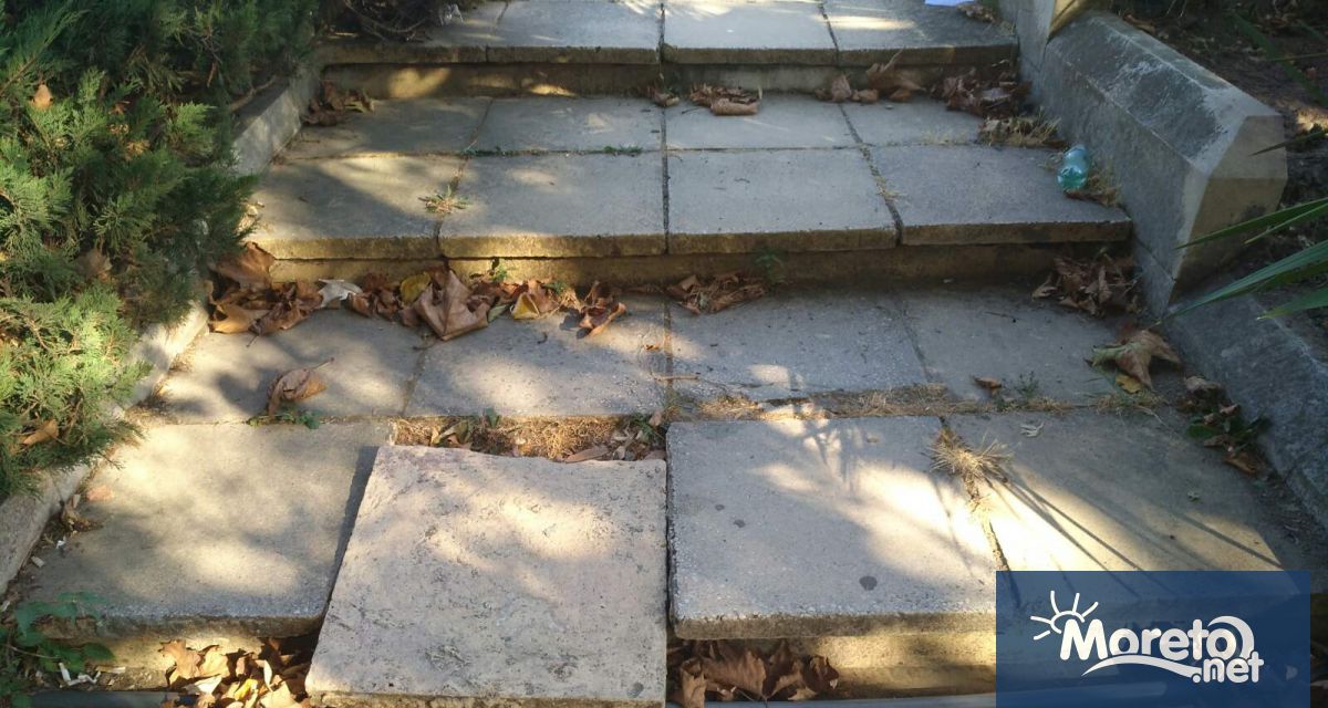 Градинката между Община Варна и Археологическия музей придобива все по