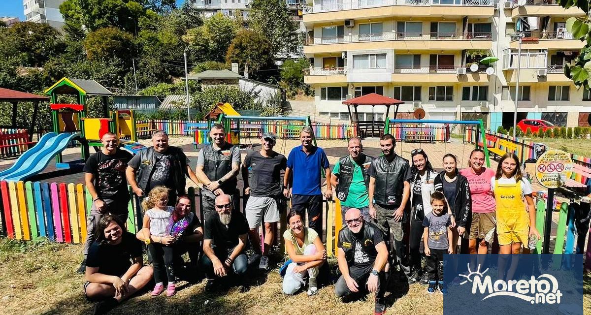 Мотористи от мотоклубове Братя във вятъра и Диви гарги са