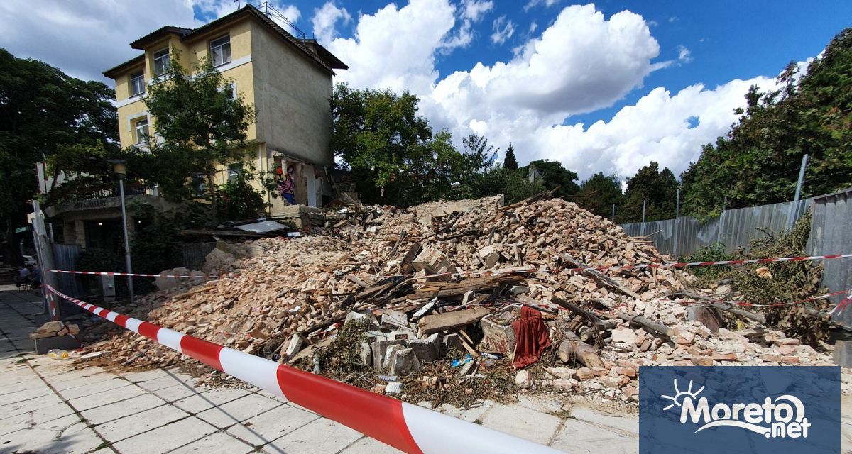 Сградата до Кукления театър която само преди месеци стана жертва