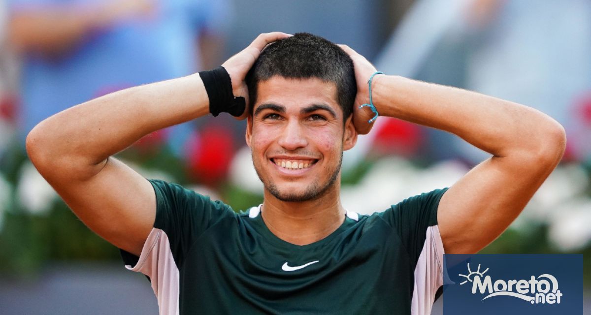 Снимката на 19 годишния Карлос Алкарас легнал по гръб на централния