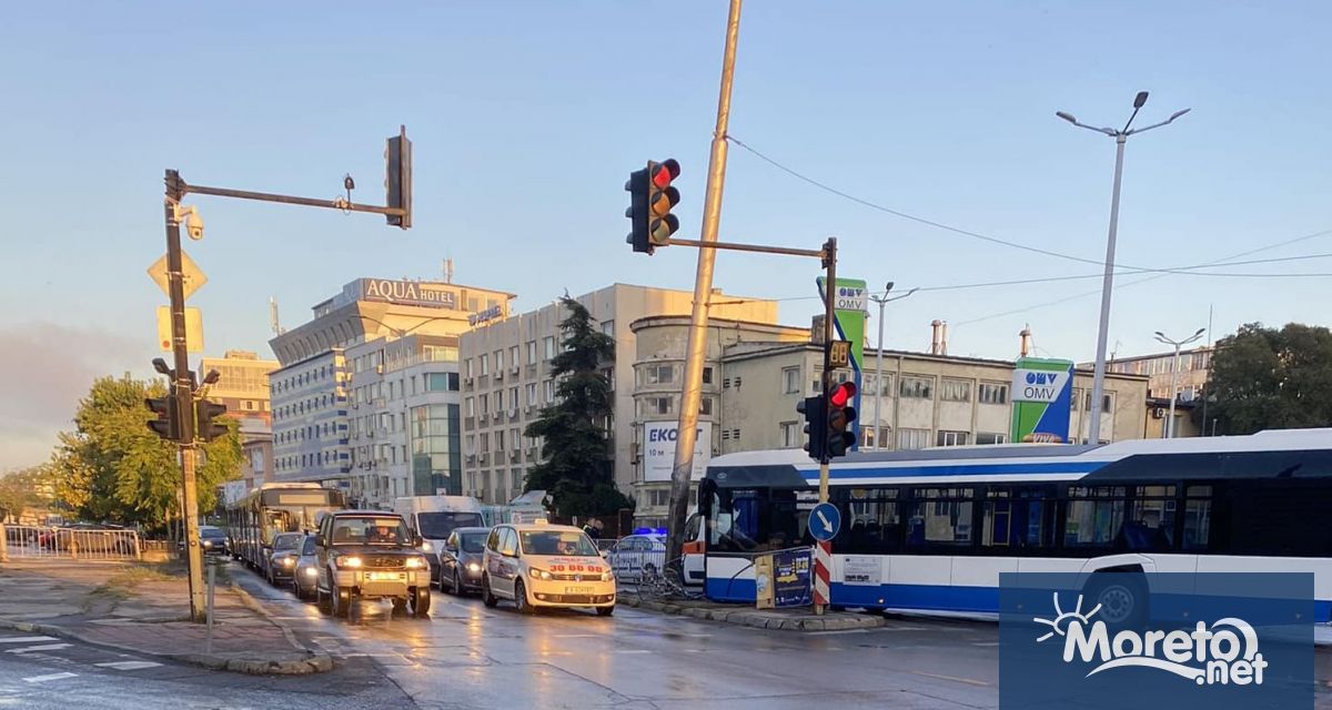 Автобус на Градски транспорт е самокатастрофирал до жп гарата във