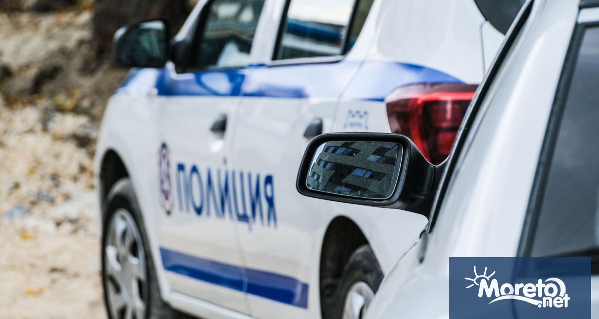 Шофьор на луксозна кола с мигранти опита да блъсне полицай