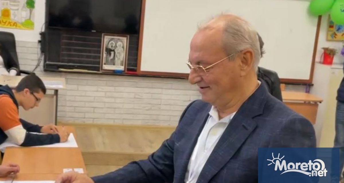 Малко преди 8 00 ч почетният председател на ДПС д р Ахмед