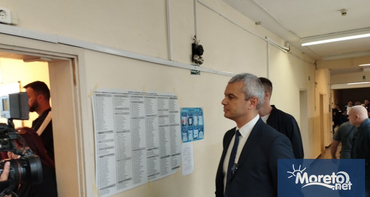 Лидерът на Възраждане Костадин Костадинов упражни правото си на вот
