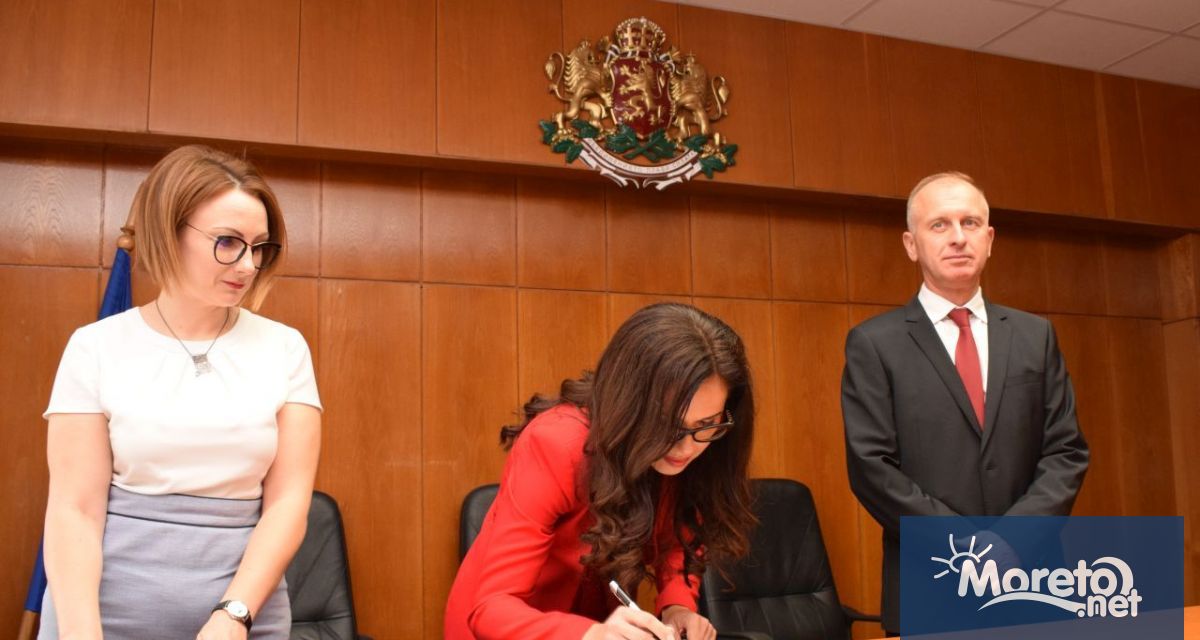 На тържествена церемония пред общото събрание на съдиите от Варненски