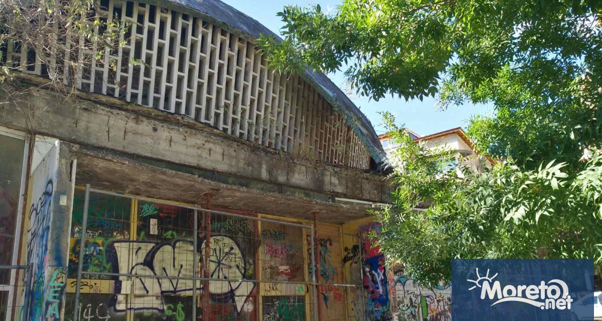 Емблематичната сграда на бившата обществена бяна известна като Гъбата във