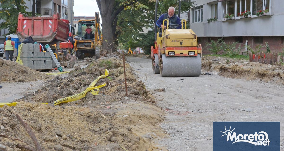 Продължават ремонтните дейности на ул Дубровник в район Приморски съобщиха