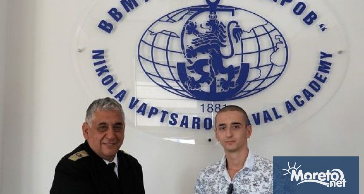 Началникът на ВВМУ Н Й Вапцаров – флотилен адмирал проф