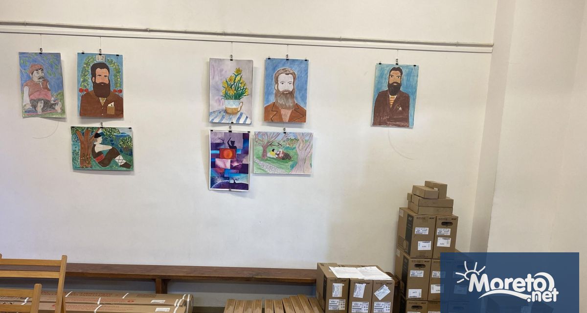 Компютърна техника включваща 40 лаптопа 26 интерактивни дъски 16 видеопроектори