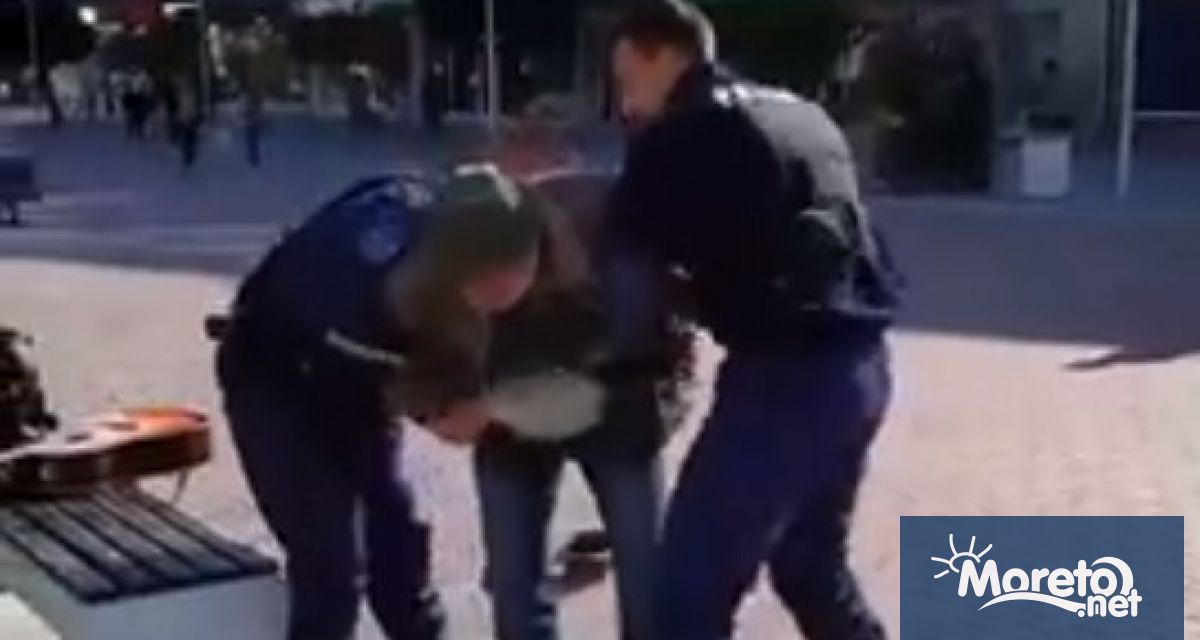 Видео с арест на уличен музикант разиграл се вчера следобед