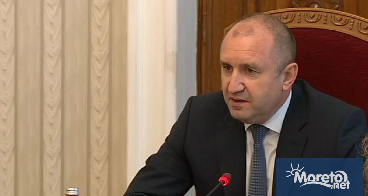 Съгласно Конституцията на Република България назначаването на посланици се извършва