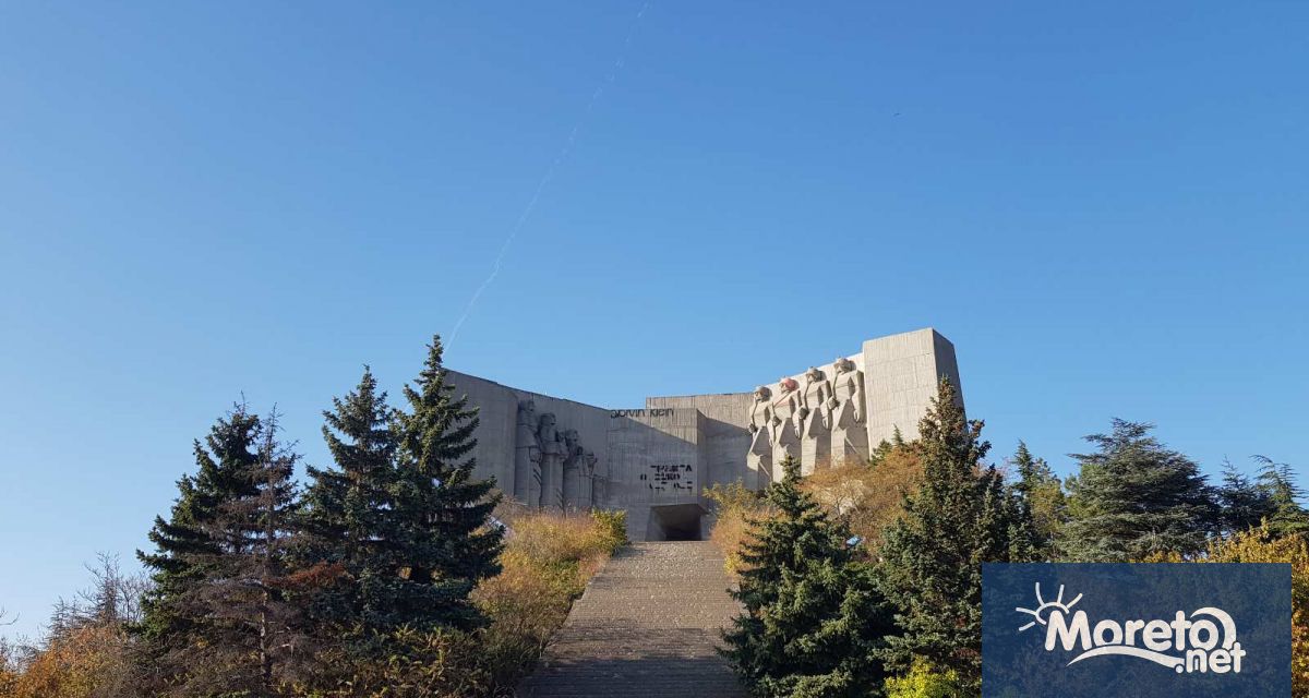 Доброволци организират акция по почистването на района около Паметника на