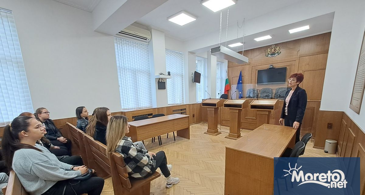 Студенти от трети и четвърти курс в Икономическия университет във