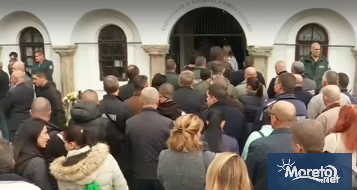 В Елхово днес беше погребан с почести убитият при престрелка