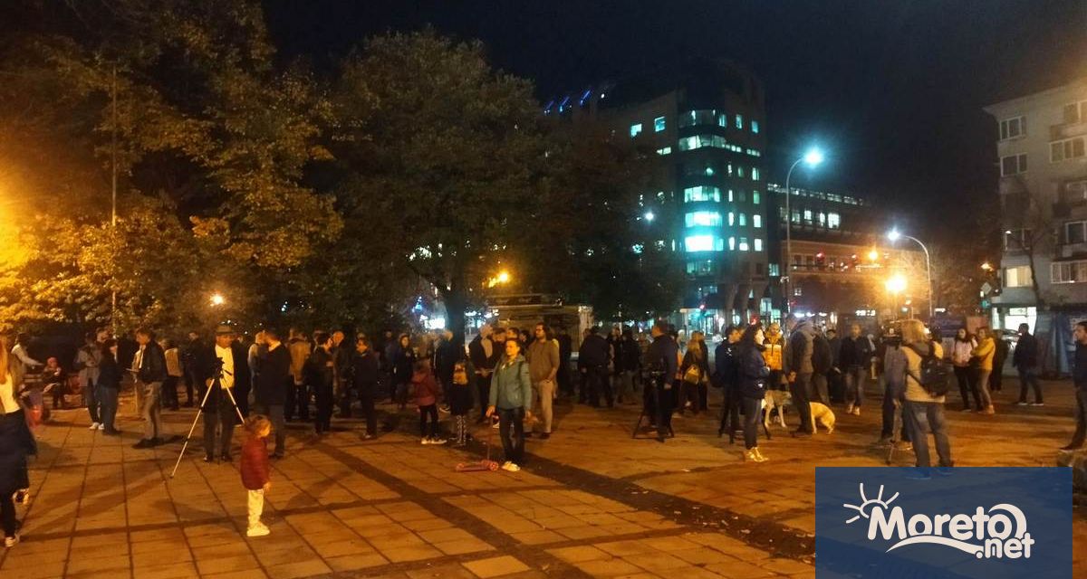Граждани във Варна протестираха снощи срещу връщането на хартиената бюлетина