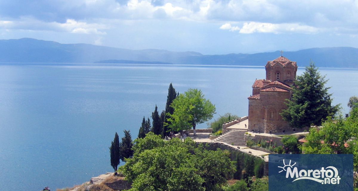 Охридското езеро което се намира между Северна Македония и Албания